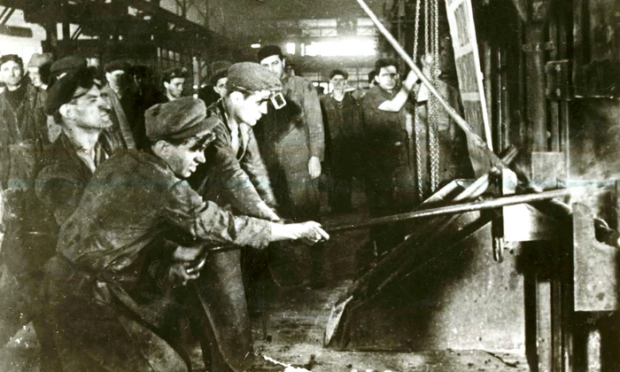 Aspecte din munca oţelarilor de la Reşiţa (© „Fototeca online a comunismului românesc”, cota: 181/1950)