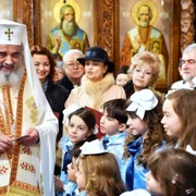 Patriarhul daniel copii biserica ortodoxie foto basilica