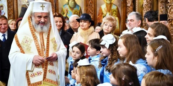 Patriarhul daniel copii biserica ortodoxie foto basilica