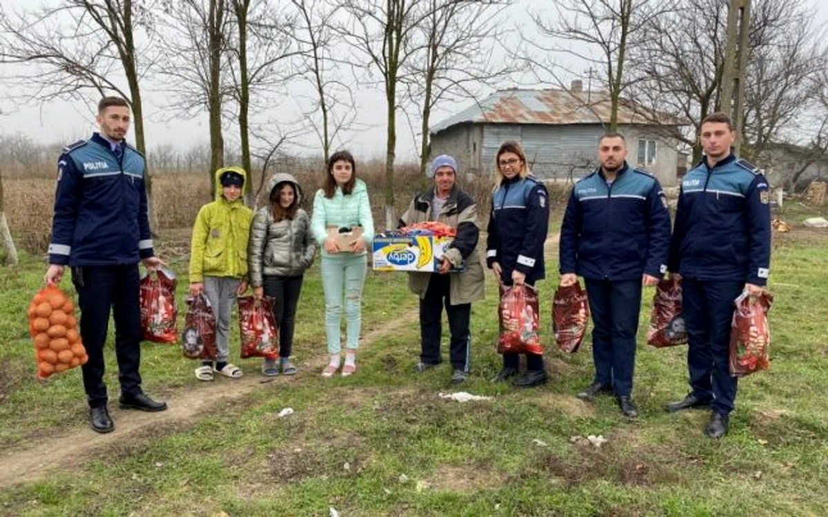 Poliţiştii au adus daruri pentru mai multe familii sărmane FOTO IPJ Ialomiţa