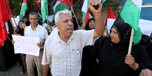 Palestinieni participă la un miting în faţa sediului UNESCO din Gaza City, pentru a-şi manifesta solidaritatea cu demersul preşedintelui Mahmud Abbas de a cere ONU să recunoască un stat palestinian. 