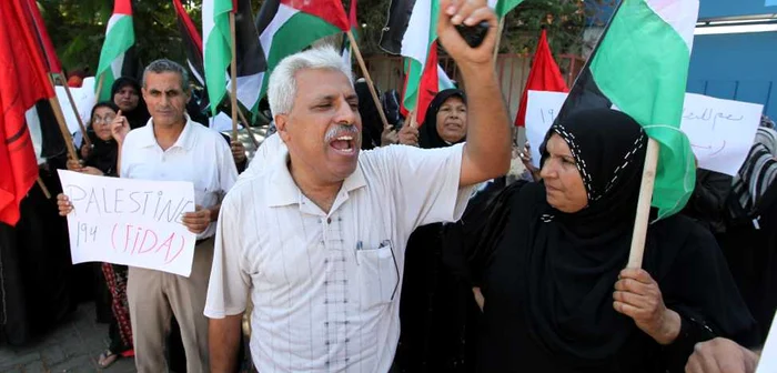 Palestinieni participă la un miting în faţa sediului UNESCO din Gaza City, pentru a-şi manifesta solidaritatea cu demersul preşedintelui Mahmud Abbas de a cere ONU să recunoască un stat palestinian. 