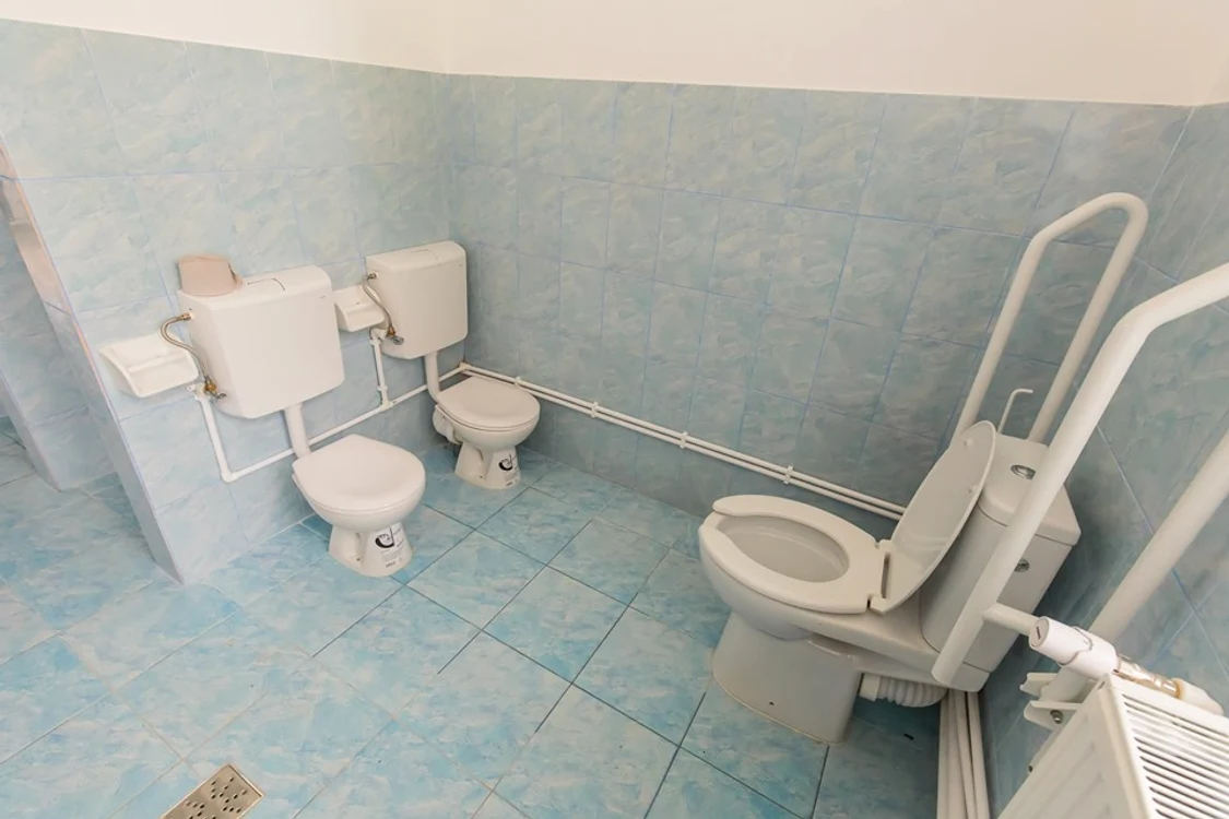 
    Aurica Cobuz, primarul communei Țibănești, Genoveva Farcaș, inspectorul general al Inspectoratului Școlar din Iași și Maricel Popa, președintele Consiliului Judetean Iași, au tăiat panglicafoto: captura Facebook  