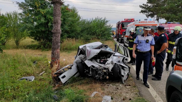 Maşina s-a izbit de un copac FOTO: ISU Gorj
