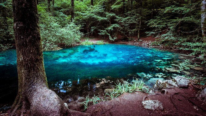 Apa lacului are o culoare incredibilă