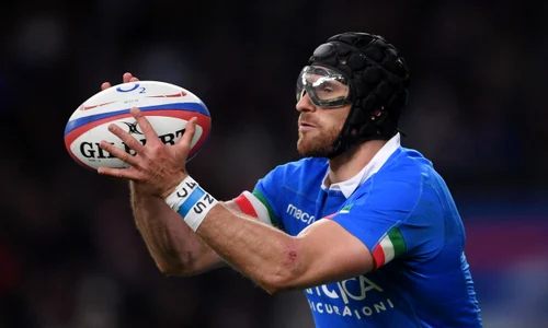 Ian McKinley a revenit pe teren jucând rugby cu ochelari speciali jpeg
