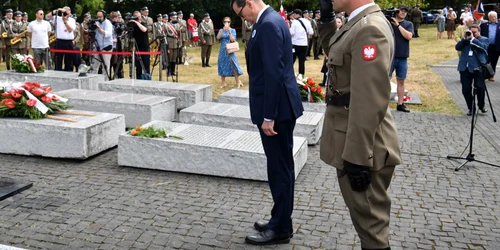 Mateusz Morawiecki la memorialul masacrului din Volania FOTO EPA EFE jpg