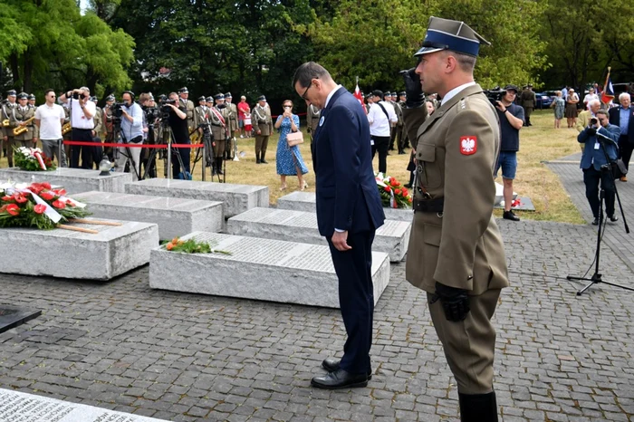 Mateusz Morawiecki la memorialul victimelor masacrului din Volânia FOTO EPA-EFE