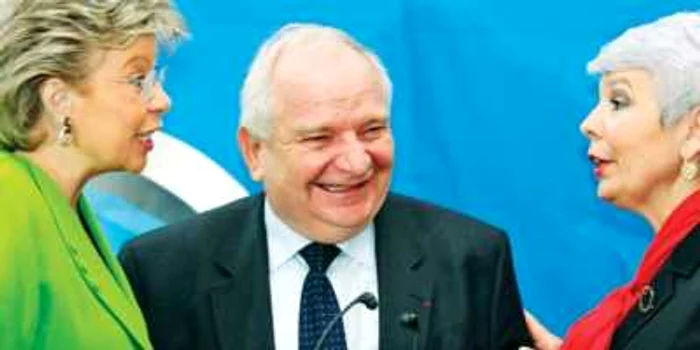 Preşedintele grupului PPE , Joseph  Daul (mijloc)