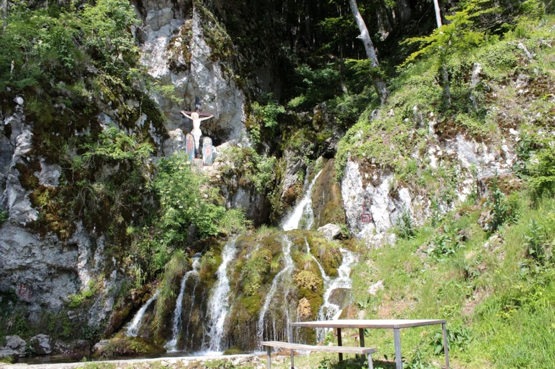 Cascada Izvorul Frumos de lângă Schitul Pahomie din Parcul Naţional Buila - Vânturariţa judeţul Vâlcea Foto Adevărul - credit Ştefan Filip