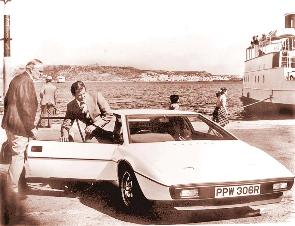 Lotus Esprit S1 apare în filmul “Spionul care mă iubea” (1976), tot cu Roger Moore