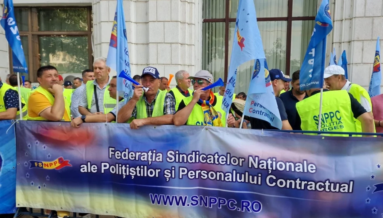 Sindicaliștii din Poliție și Penitenciare protestează la Piața Victoriei / FOTO SNPPC