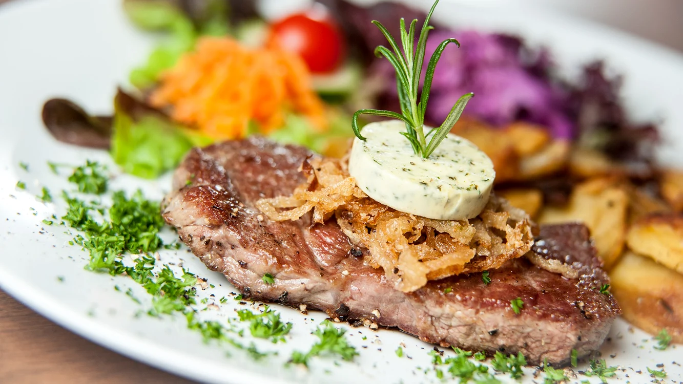 Servită cu o garnitură delicioasă, friptura devine un fel de mâncare pe care îl poți servi dacă ai musafiri.foto: pixabay.com