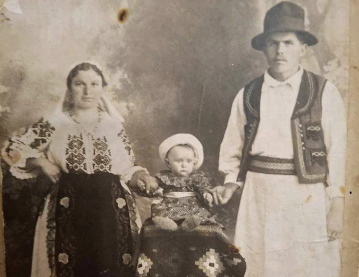 O familie tradițională din 1932: mama, copilul și tatăl, îmbrăcați în port popular