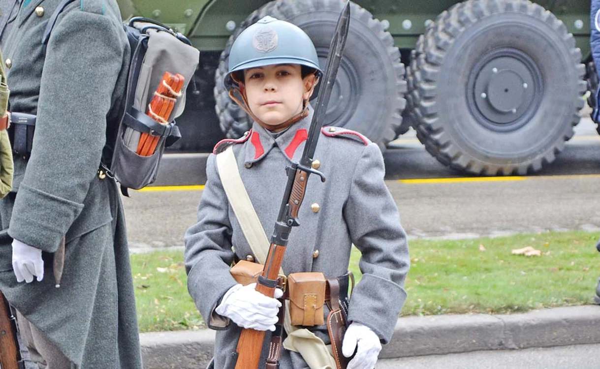 
    Ştefan Stănciulescu, elev în clasa a V-a, va trece mâine pe sub Arcul de Triumf în uniformă de soldat din Primul Război Mondial  