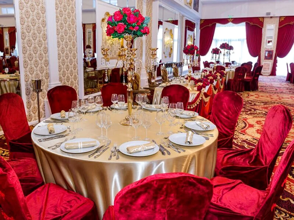 Sala de petrecere a fost amenajată folosindu-se culori calde, dar și multe flori și baloane