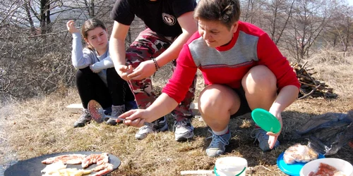 Clujenii au făcut grătare la Făget (foto: adevarul)