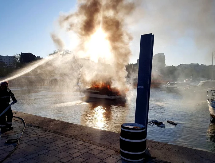 Ambarcațiunea a fost cuprinsă de flăcări