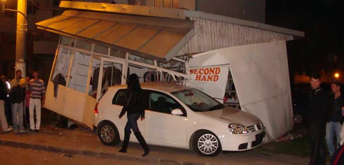 Maşina a intrat în chioşc, care a fost distrus aproape în totalitate