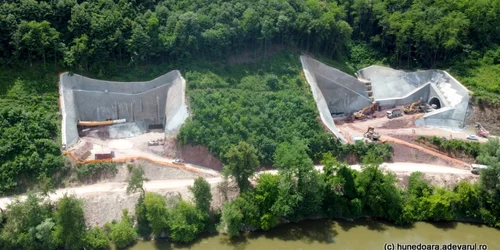 tunelurile feroviare de pe valea muresului in judetul hunedoara foto daniel guta adevarul