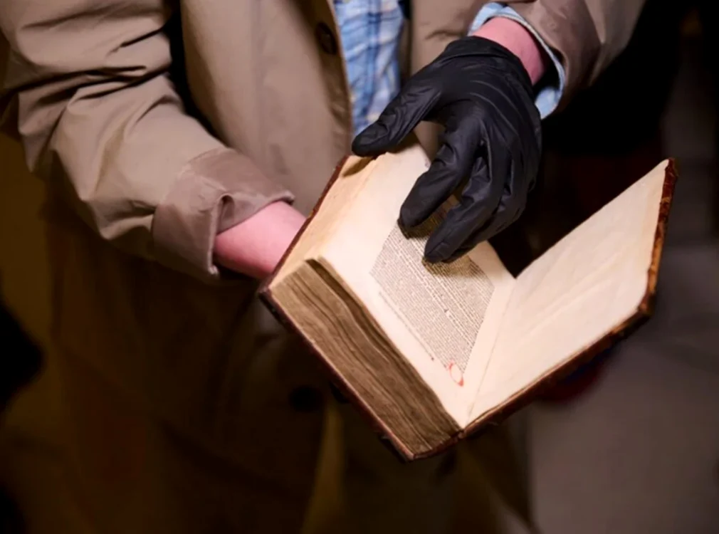 Cartea „Malleus Maleficarum” sau „Ciocanul vrăjitoarelor” scrisă în 1487. Sursă foto: Ziarul de Iași