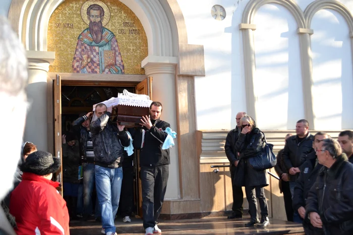 Valentin Andrieş, taximetristul omorât în urmă cu săptămână, a fost condus pe ultimul său drum de sute de colegi FOTO Adevărul/Marius Mototolea