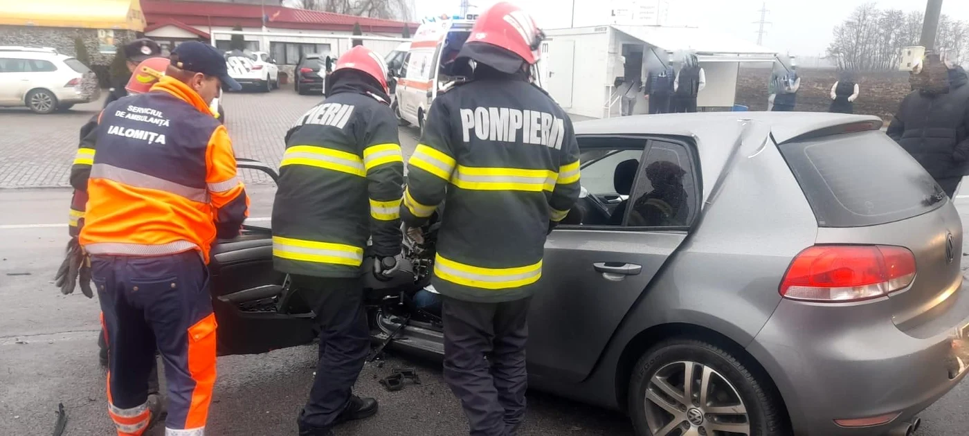 Din păcate, pentru cele două persoane din autoturism nu s-a mai putut face nimic FOTO ISU Ialomița