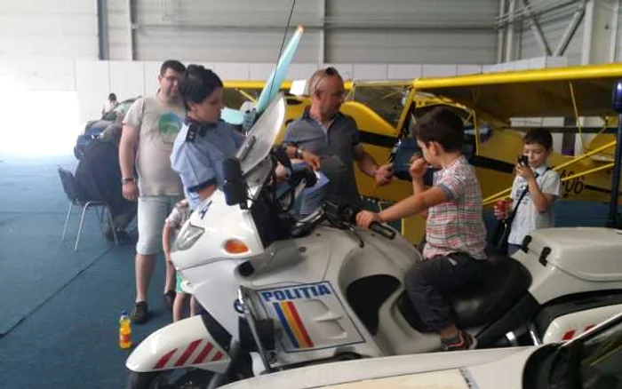 Cei mici au fost încântaţi de cele prezentate de poliţişti