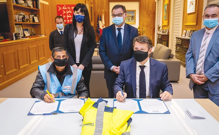 Ion-Nelu Gioroiu, când a semnat hârtiile pentru angajare, alături de edilul din NisaFoto: Primăria Nisa