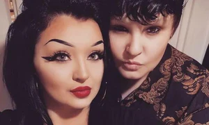 Helen nu poartă bluze decoltate când iese din casă jpeg