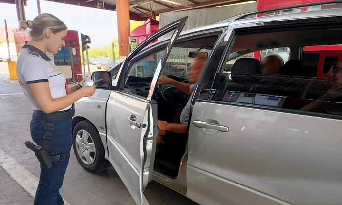 Minorii care au împlinit 16 ani ar putea trece granița doar cu actul de identitate. Foto generic.