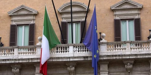 Steagurile Italiei şi Uniunii Europene la Palazzo Chigi FOTO EPA-EFE