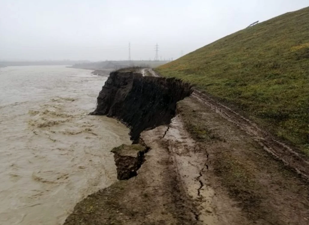 
    Digul de la fosta groapă de gunoi a fost rupt de Râul Teleajen pe o lungime de 70 de metriFoto: observatorulph.ro  
