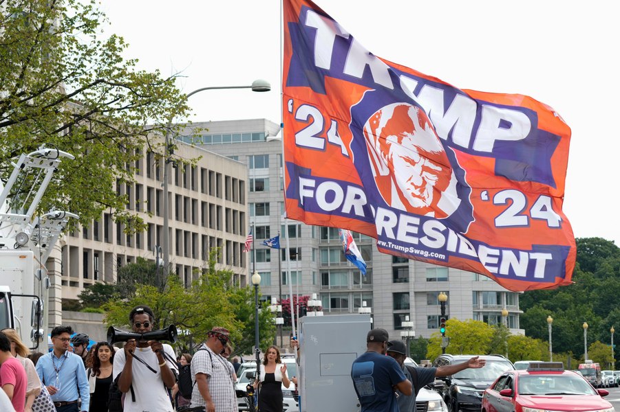 Sute de protestatari de la Capitoliu și-au făcut apariția la tribunalul unde Trump va fi pus sub acuzare