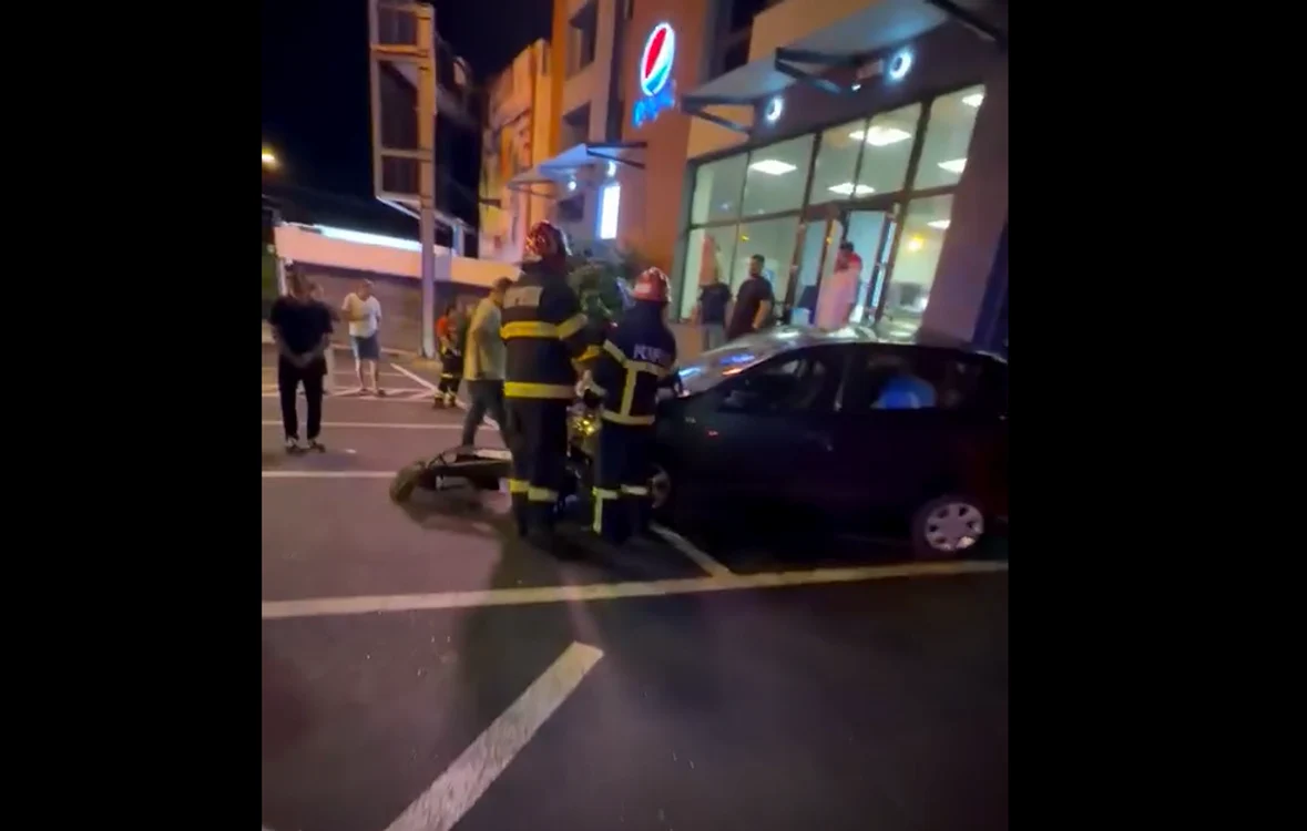 Mașina proiectată a lovit doi angajați Foto: captură video