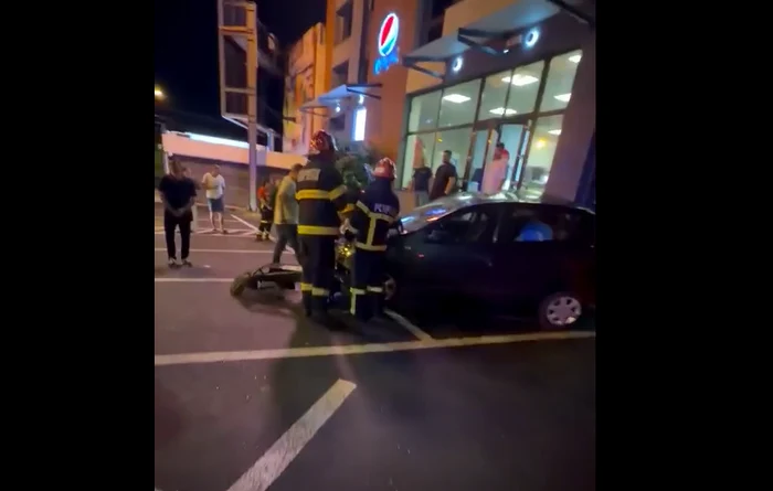 Mașina proiectată a lovit doi angajați Foto: captură video