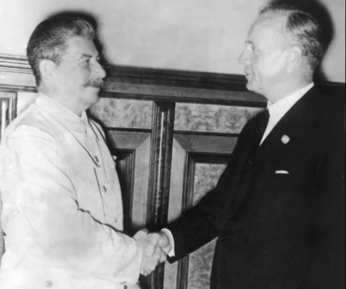 23.08.1939: Iosif Visarionovici Stalin dă mâna cu emisarul lui Hitler, Joachim von Ribbentrop.