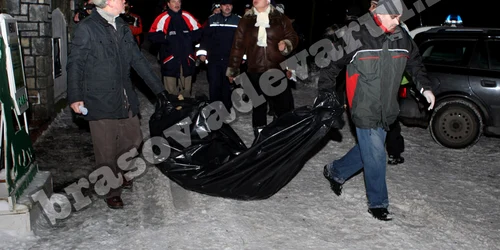 Braşov: Cadavrul a fost coborât de pe munte şi transportat la morgă    Foto: Bogdan Crăciun