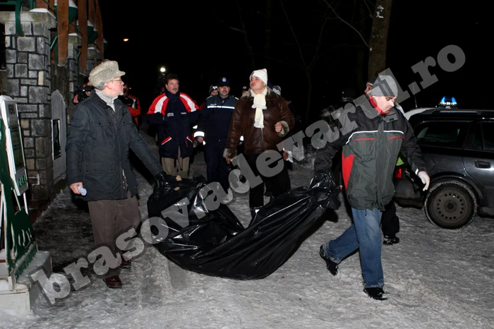 Braşov: Cadavrul a fost coborât de pe munte şi transportat la morgă Foto: Bogdan Crăciun