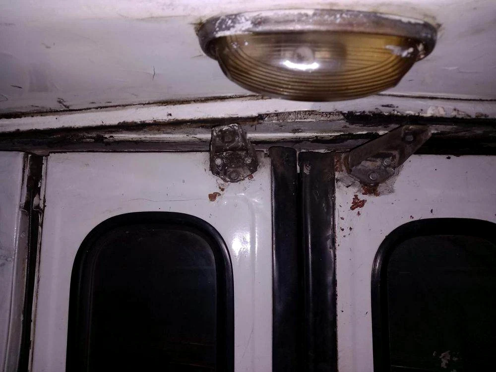 Mizerie, în tramvaiele din București Foto: ANPC