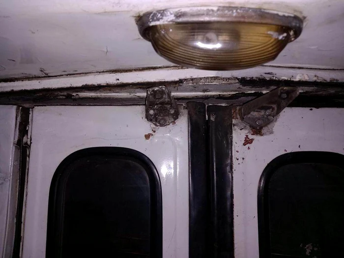 Mizerie, în tramvaiele din București Foto: ANPC