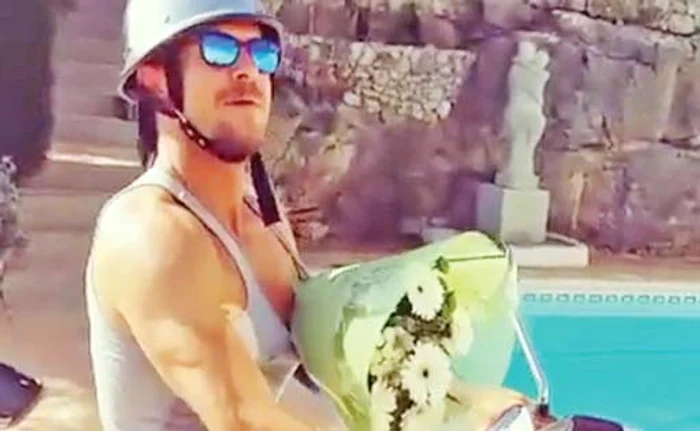 Felix i-a livrat Mihaelei flori pe scuter