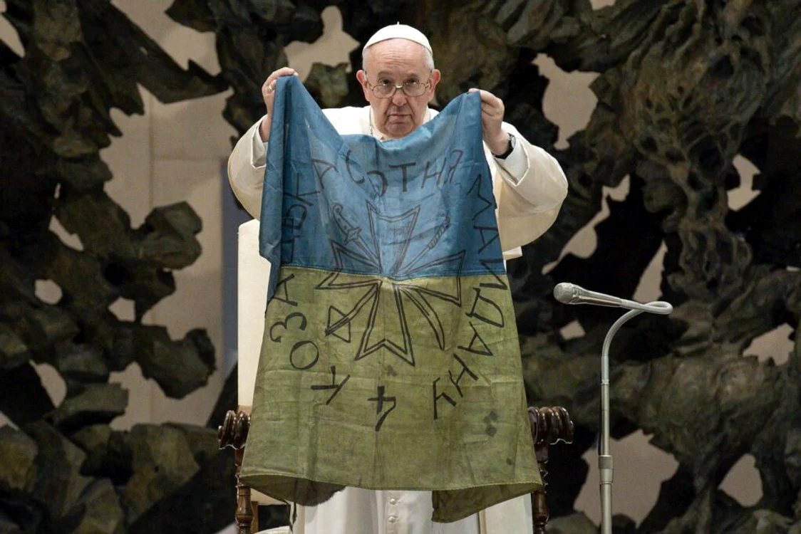 Papa Francisc a arătat steagul provenit din orașul-martir Bucea FOTO Vatican Media (EV)/ABACAP