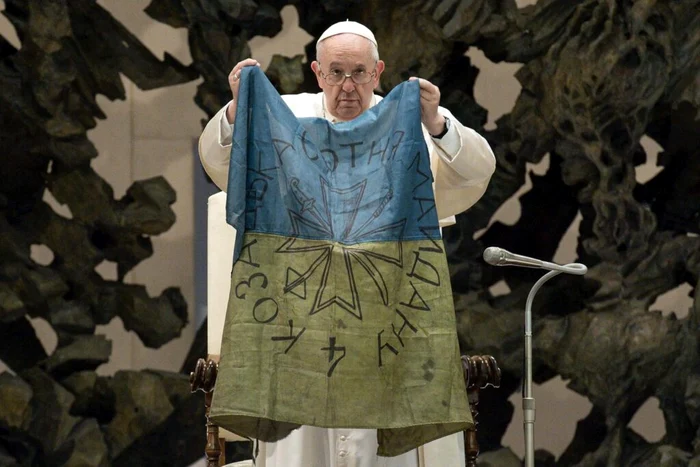 Papa Francisc a arătat steagul provenit din orașul-martir Bucea FOTO Vatican Media (EV)/ABACAP