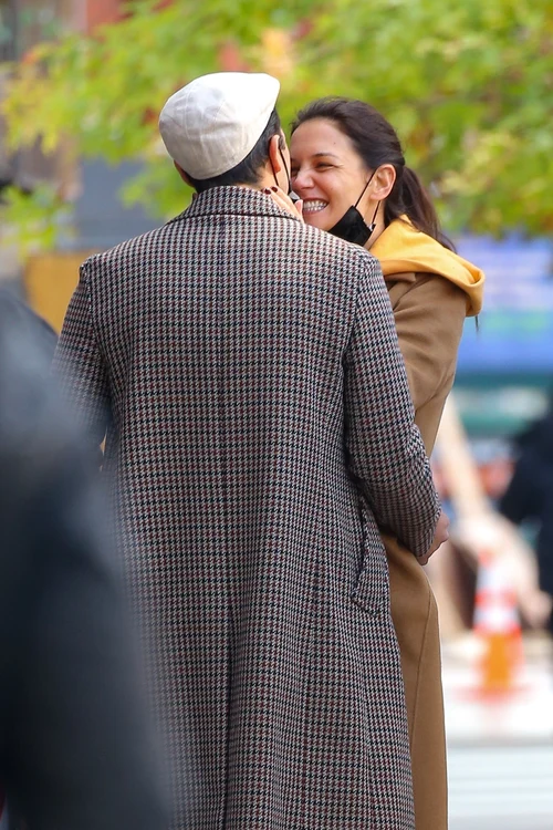 Katie Holmes se comportă precum o adolescentă îndrăgostită în prezența lui Emilio Vitolo 