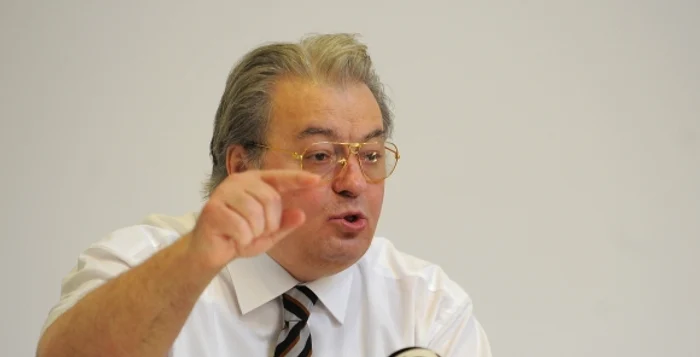 
    Corneliu Vadim Tudor alături de părinții săiFoto: Arhiva personală  