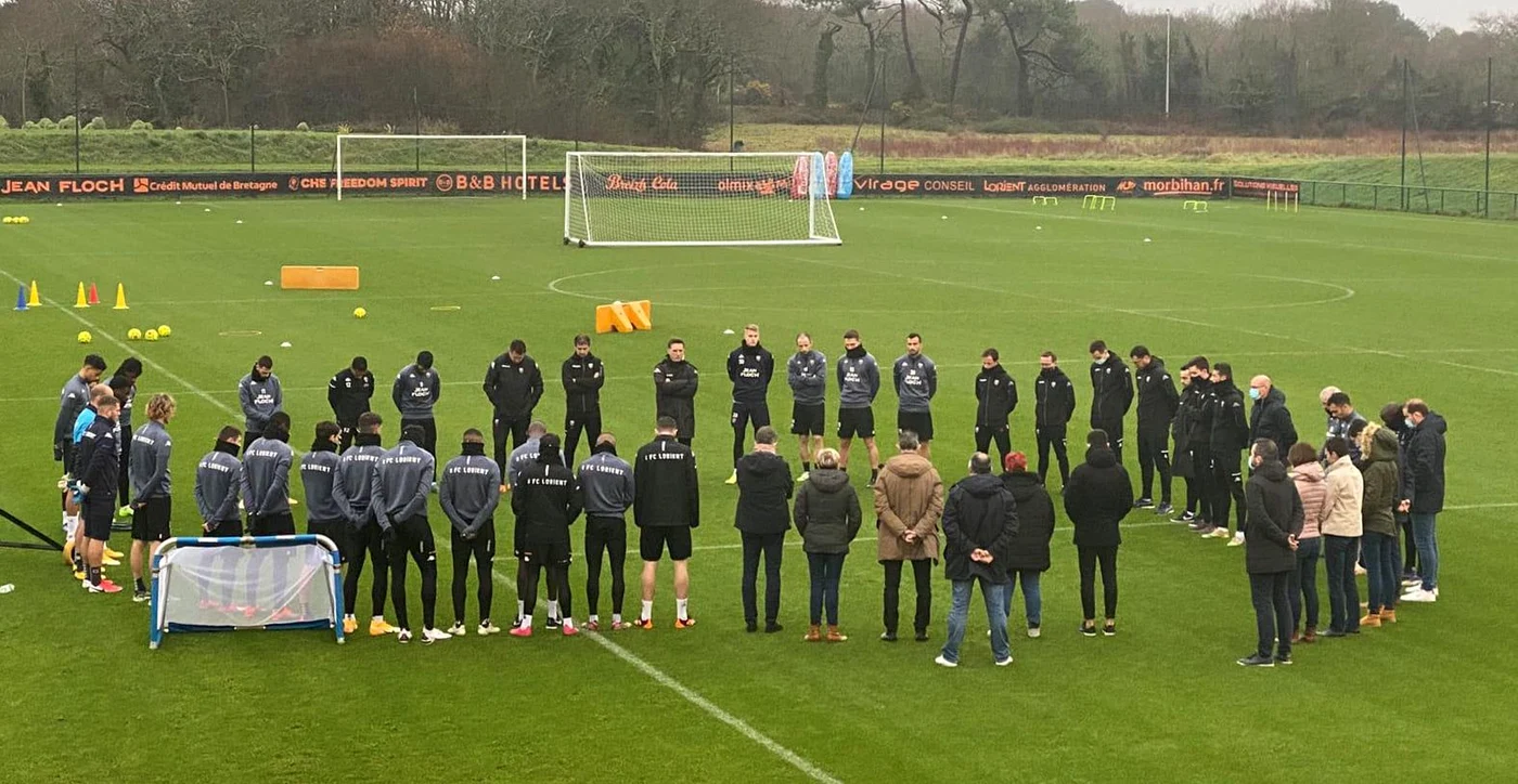 
    Jucătorii, staff-ul și angajații lui FC Lorient au ținut, astăzi, înaintea antrenamentului, un minut de reculegereFoto:  Facebook / Lorient  