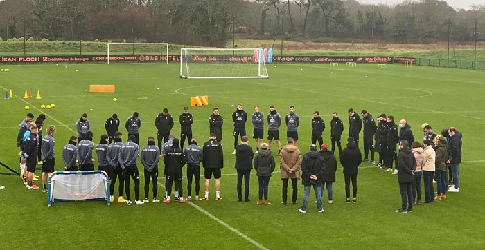 Jucătorii, staff-ul și angajații lui FC Lorient au ținut, astăzi, înaintea antrenamentului, un minut de reculegereFoto: Facebook / Lorient