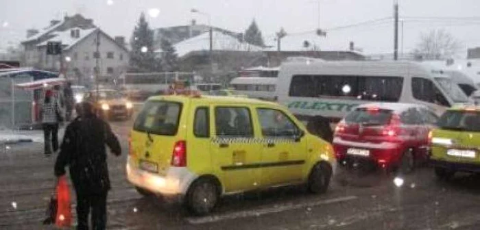 În principale intersecţii s-au format ambuteiaje