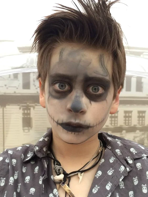 Petru, fiul vedetei, s-a machiat şi el în spiritul Helloween